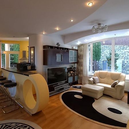 Marble Villa: Luxury estate - central but intimate Sinaia Extérieur photo