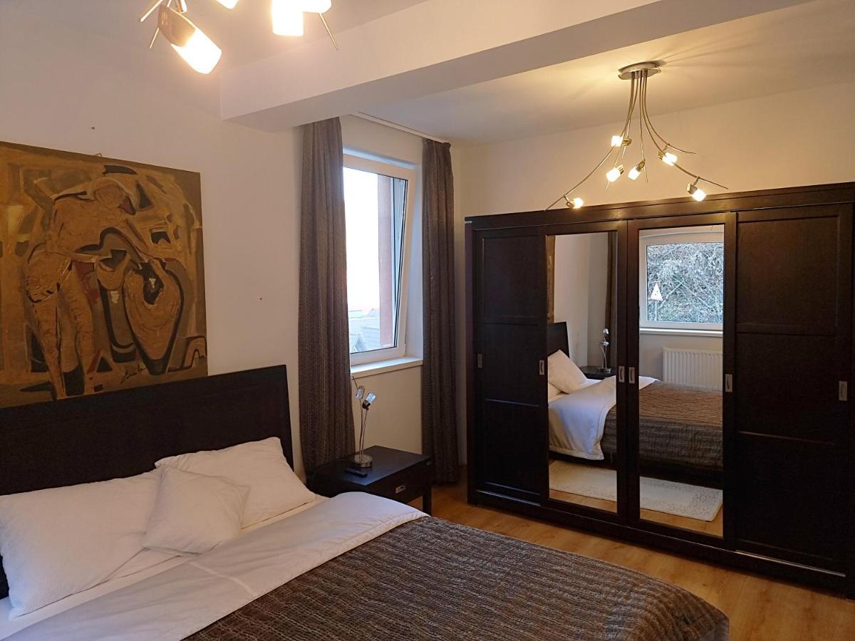 Marble Villa: Luxury estate - central but intimate Sinaia Extérieur photo