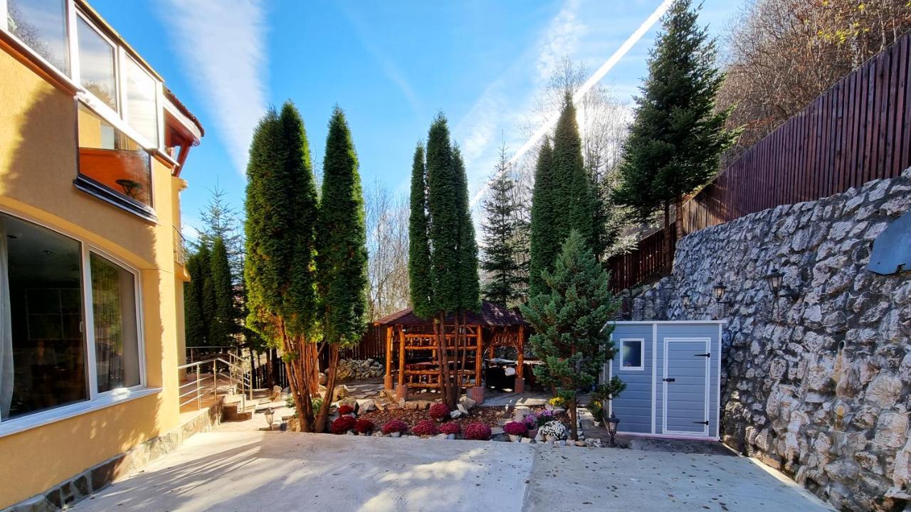 Marble Villa: Luxury estate - central but intimate Sinaia Extérieur photo