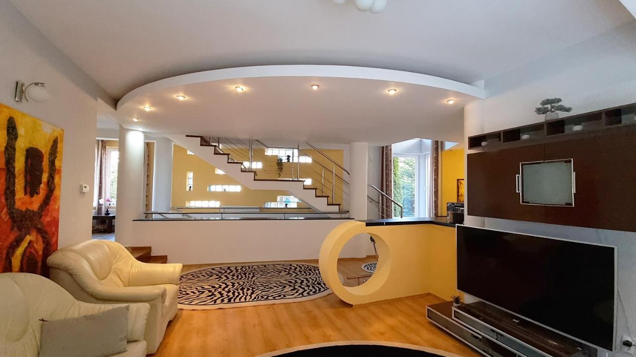 Marble Villa: Luxury estate - central but intimate Sinaia Extérieur photo