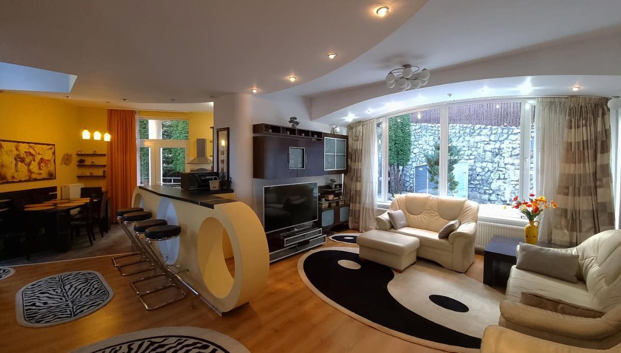 Marble Villa: Luxury estate - central but intimate Sinaia Extérieur photo