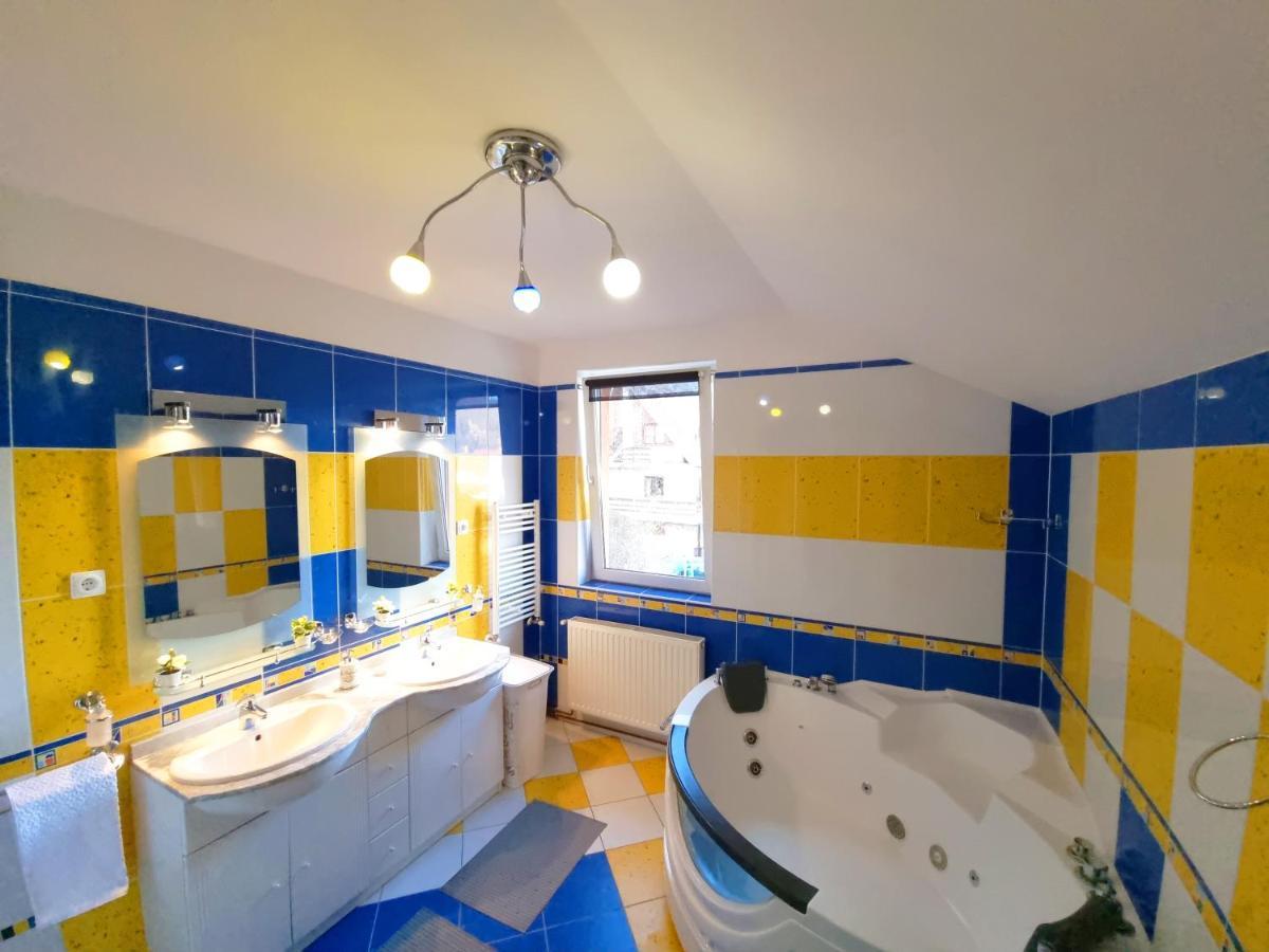 Marble Villa: Luxury estate - central but intimate Sinaia Extérieur photo