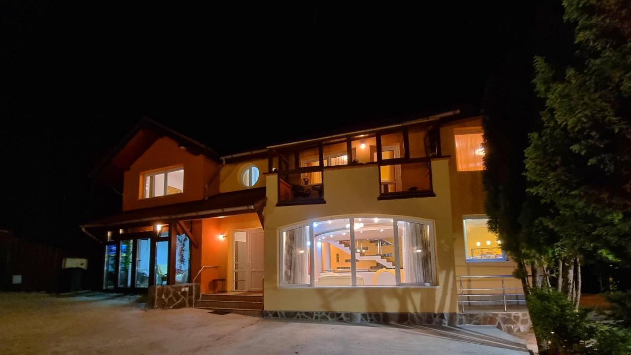 Marble Villa: Luxury estate - central but intimate Sinaia Extérieur photo